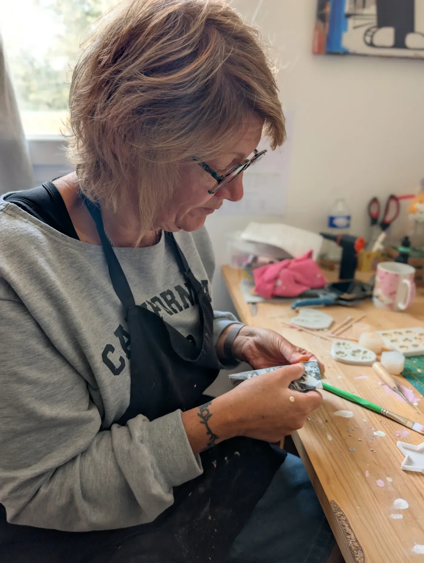 Delphine, créatrice de L'Atelier des Jolies Choses, façonnant une création à son établi