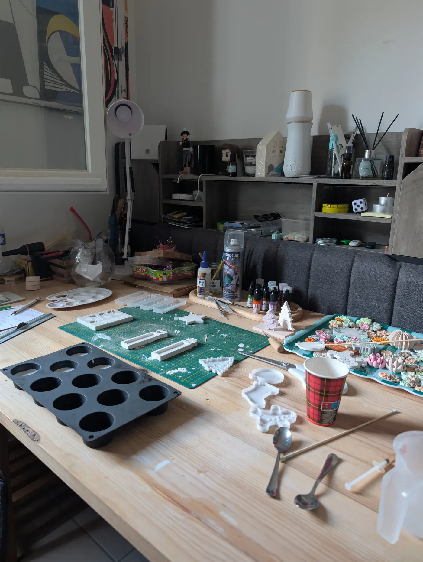 L'établi de l'atelier : moules, peintures et créations en cours de fabrication