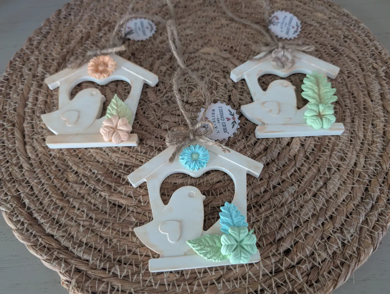 Maisonnette fleurie avec oiseau