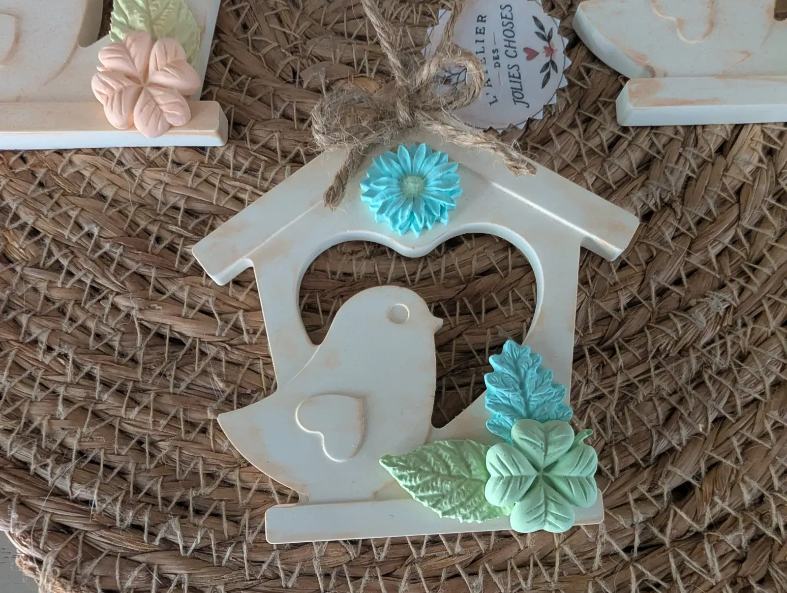 Maisonnette fleurie avec oiseau — photo 3